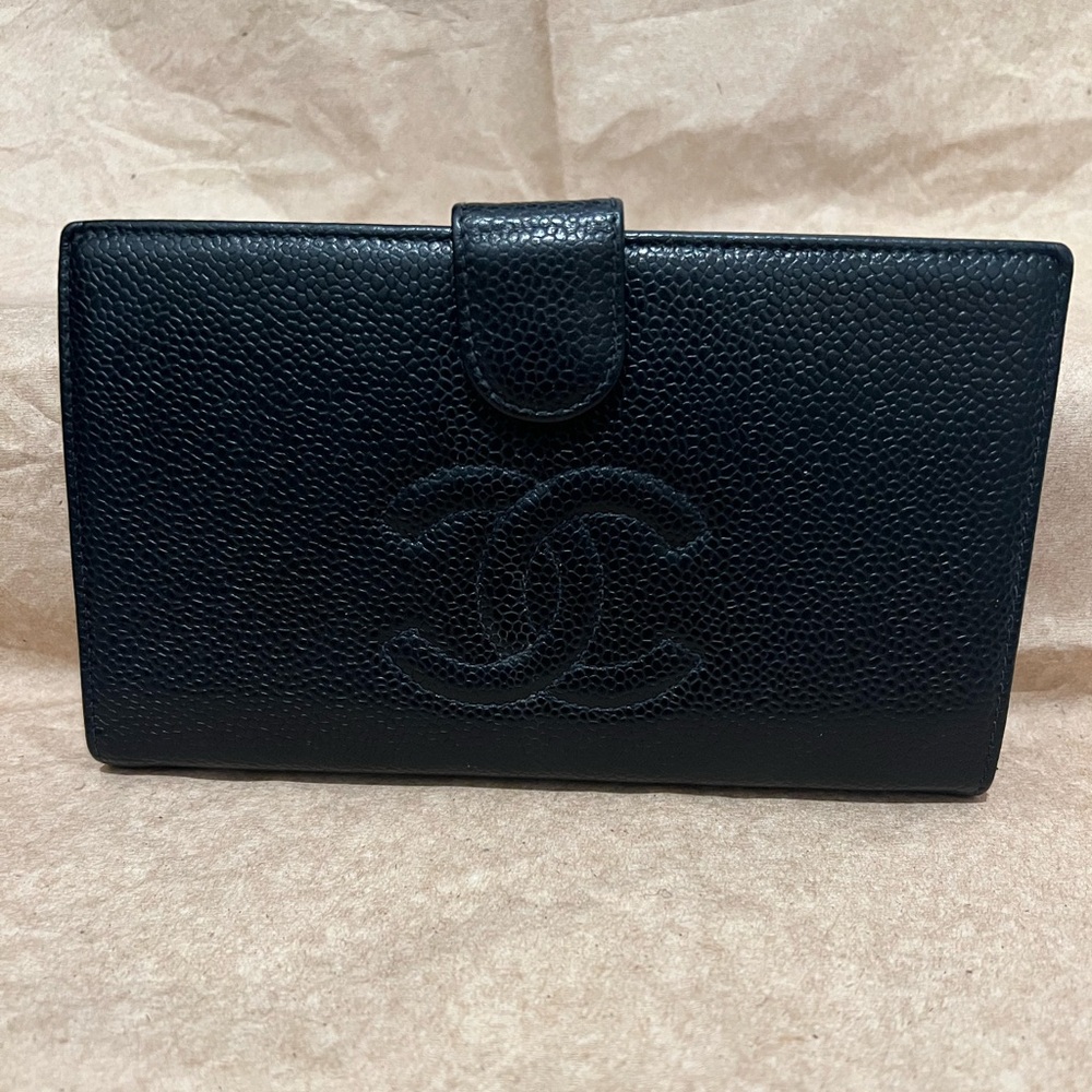 Chanel Caviar CC logo bifold wallet